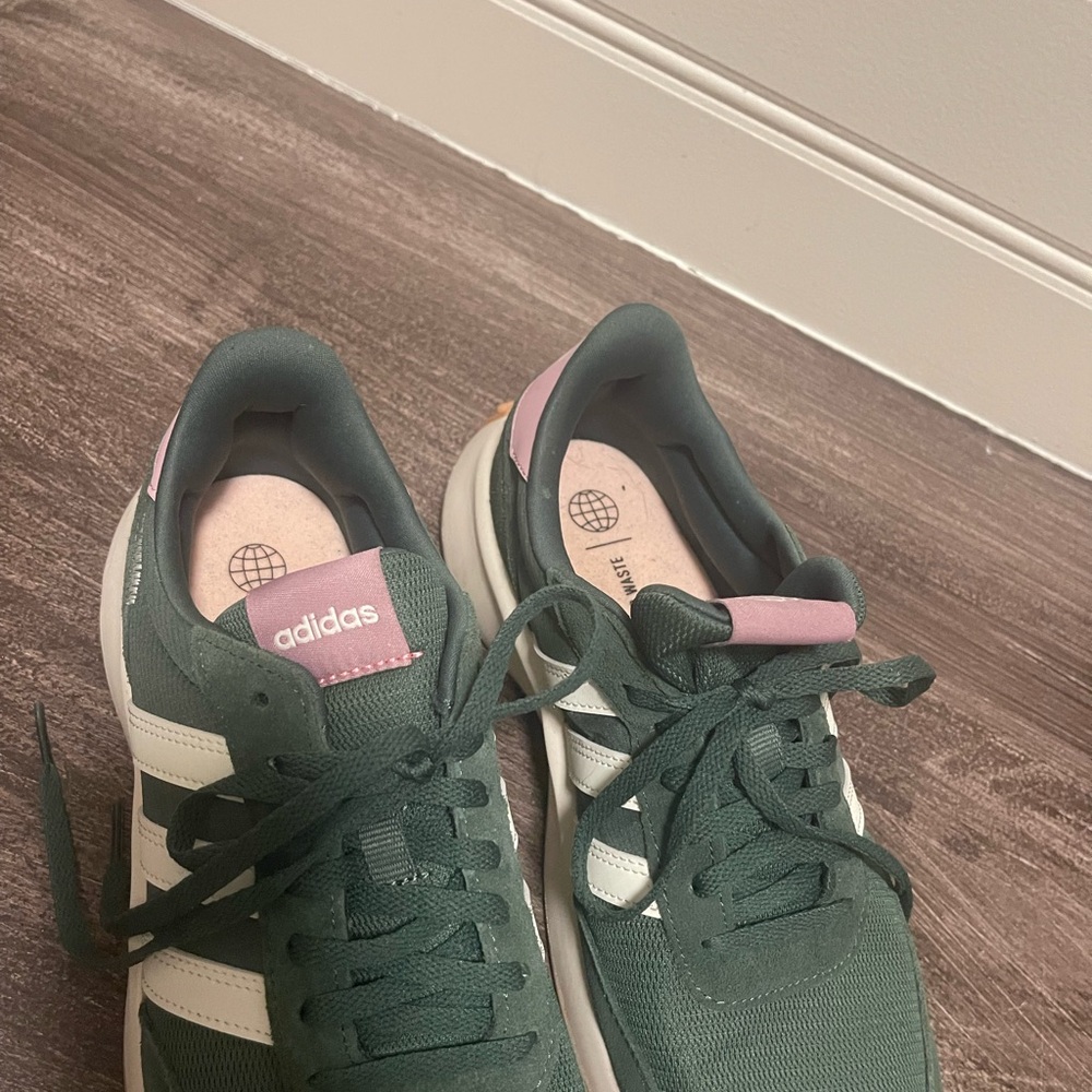 RARE ADIDAS FIND!!! LIKE NEW!!!Classic adidas driver style green with pink - Picture 4 of 15